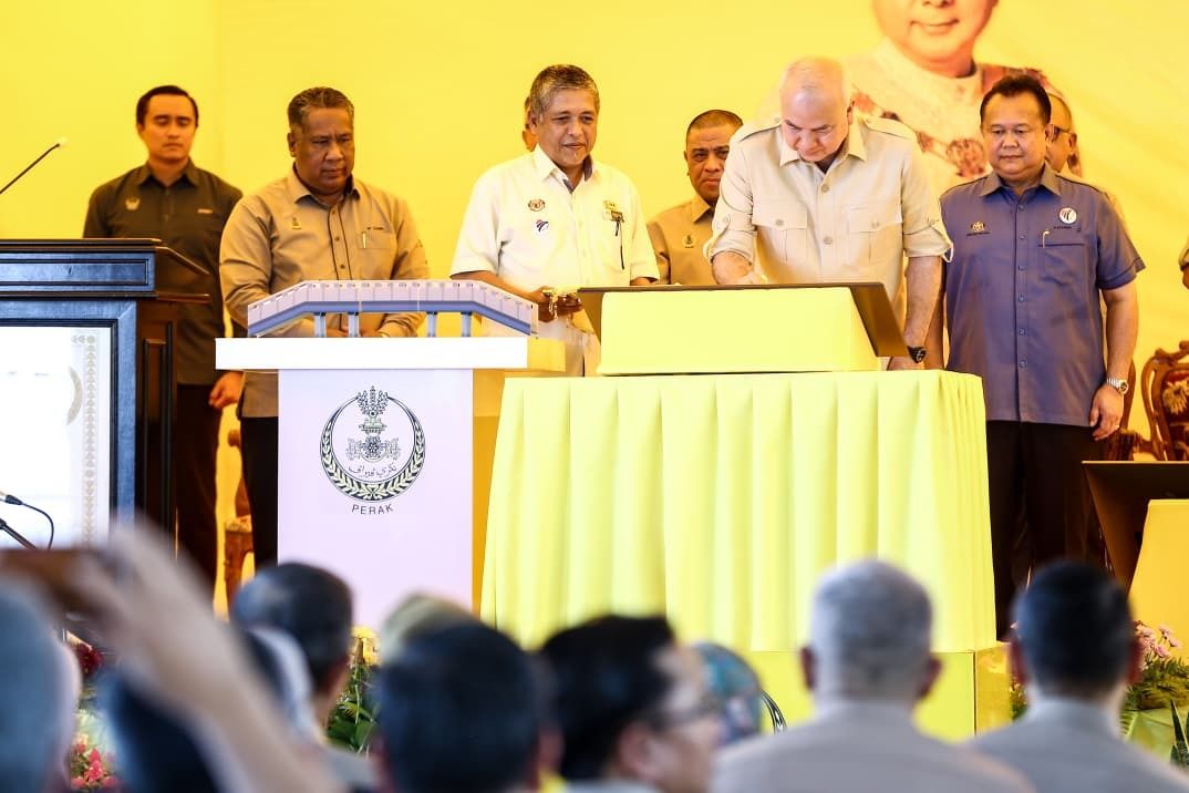 Sultan Nazrin Rasmi Jambatan Sultan Muzzaffar Shah di Manong.